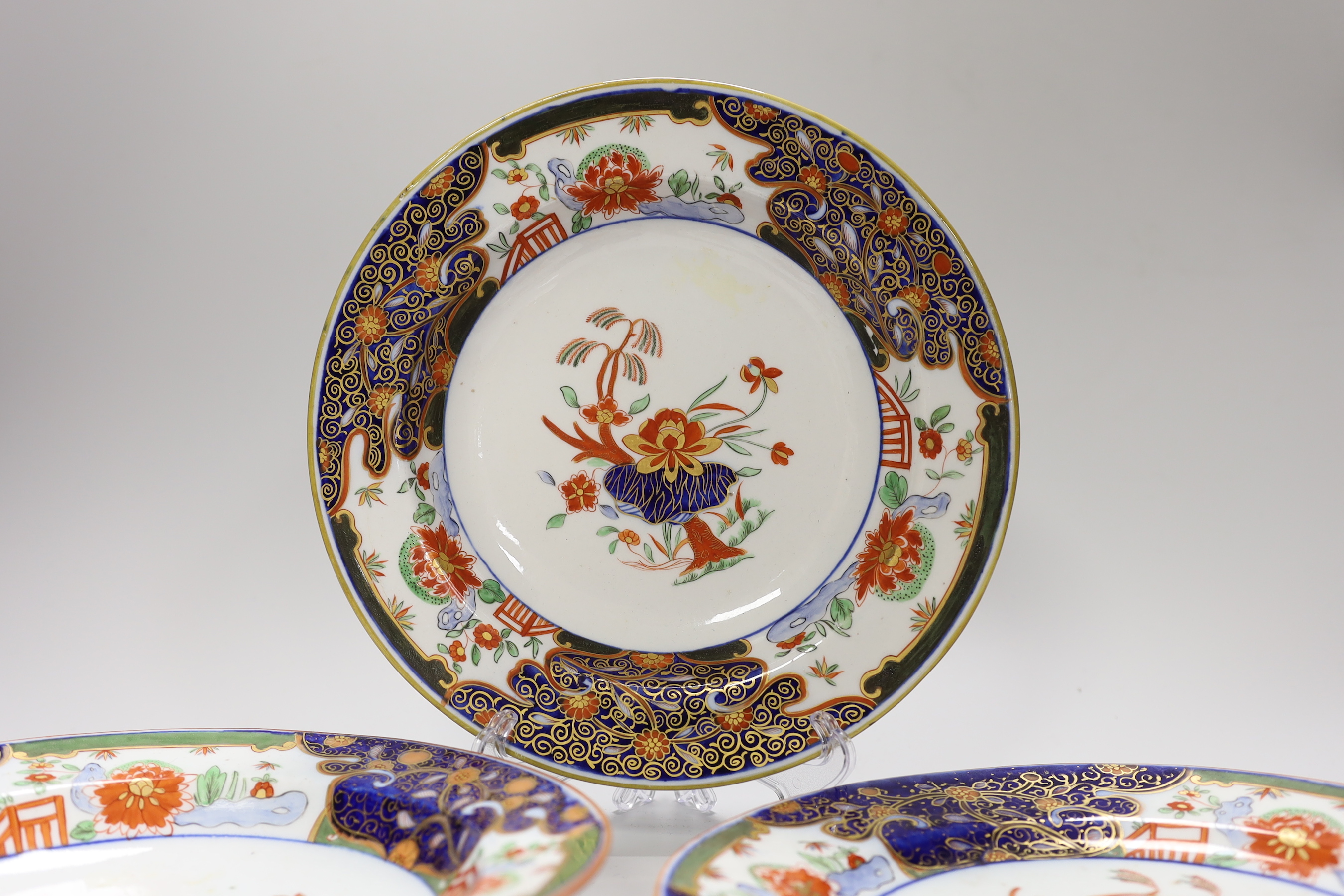 Three late 18th century Chamberlain Imari style soup bowls/plates, each 24cm in diameter